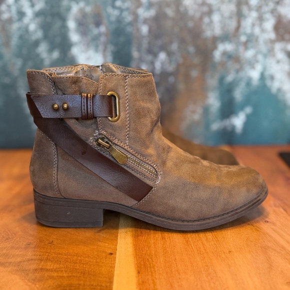Joe Boxer 2016 Women August Brown Suede Ankle Bootie size 7 - Picture 2 of 14